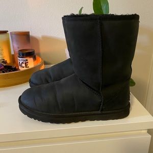 Ugg - Black (water resistant) -Lightly worn